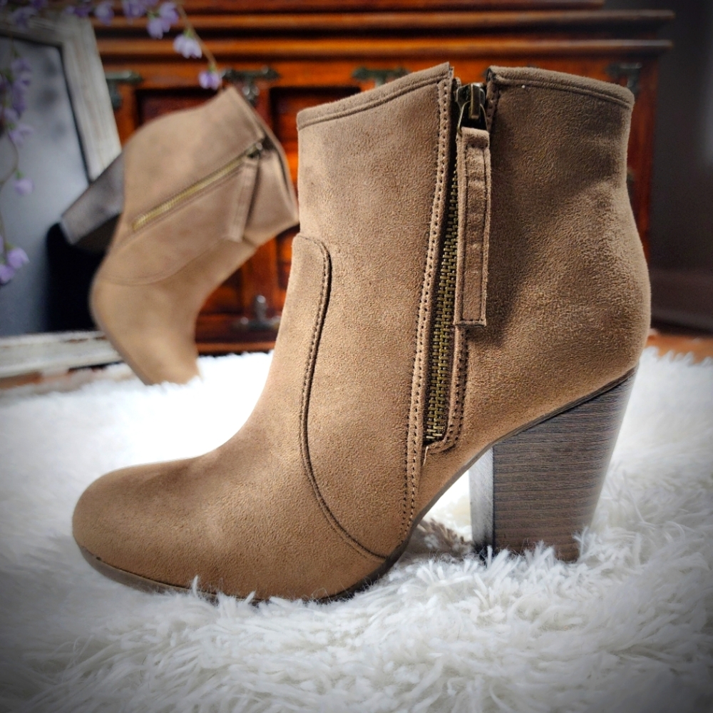 NWOB Journee Collection Brown Heeled Ankle Boot 7.5W